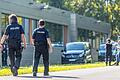 Länger suchten Einsatzkräfte am Wochenende nach der Tat auf dem Schulgelände nach der Waffe und Patronenhülsen. Noch sind nicht alle Fragen zur Tatwaffe geklärt. (Archivbild)