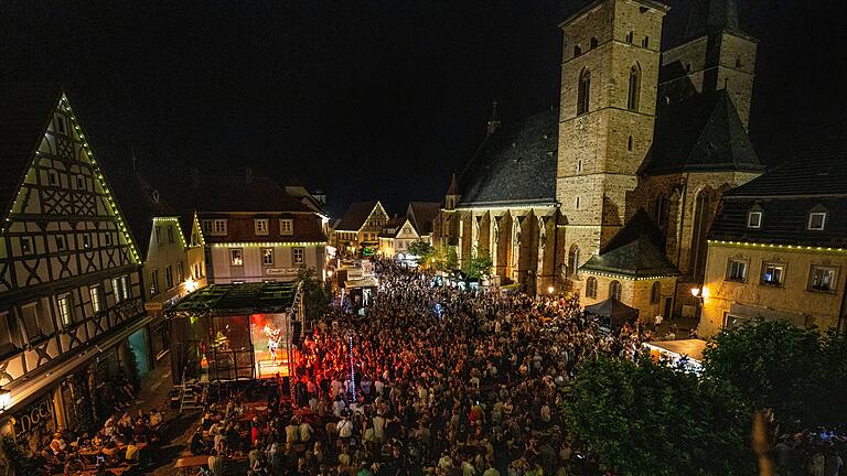 Zur späten Stunde: So viel los war im vergangenen Jahr am Marktplatz in Gerolzhofen zwischen Bühne und Kirche.&nbsp;