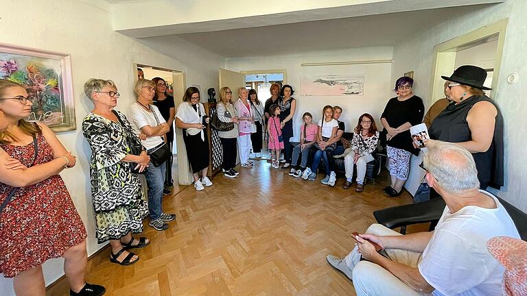 Bei der Kunstausstellung im 'Ars Vivendi'in Ebelsbach: Ausstellungsleiterin Gabriele Schöpplein (rechts) mit den Künstlern und interessierten Besucherinnen und Besuchern.