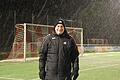 Jochen Mill hatte am Freitagabend gut lachen: Seine Mannschaft gewann im letzten Heimspiel vor der Winterpause mit 3:2 gegen den SV Alemannia Haibach, nachdem der Sportleiter der TuS Frammersbach selbst zuvor zwei Stunden lang den Kunstrasenplatz an der Orber Straße von Schnee befreit hatte.