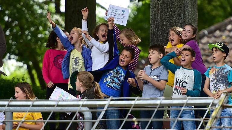 Gartenstadtschule ist Fußballmeister der Grundschulen       -  (kab)   Auf der Hauptkampfbahn im Willy-Sachs-Stadion haben 120 Schüler aus allen Schweinfurter Grundschulen ihre beste Mannschaft im Fußball ermittelt. Fußballmeister der Grundschulen 2015 ist die Gartenstadtschule. Auf zwei Kleinfeldern, angefeuert von zahlreichen Klassenkameraden, spielten die Teams ballgewandt und mit viel läuferischem Einsatz. Die mitspielenden Mädchen fügten sich mit gleicher Lauffreude und Geschick in die Mannschaften ein. Im Endspiel trafen zwei gleichstarke Mannschaften aufeinander. Die Gartenstadtschule holte sich im Achtmeterschießen den Sieg. Unter der Leitung des Arbeitskreises Sport in Schule und Verein und mit tatkräftiger Unterstützung der Schiedsrichter des BFV standen nach drei Stunden die Platzierungen fest. Jede teilnehmende Mannschaft erhielt eine Urkunde, Preise der Sparkasse und einen Fußball von der AOK. Die Platzierungen: Platz 1 Gartenstadtschule, Platz 2 Friedrich-Rückert-Schule, Platz 3 Montessorischule; es folgen Kerschensteinerschule, Dr.-Pfeiffer-Schule, Albert-Schweitzer-Schule, Schillerschule, Körnerschule, Auenschule und Julius-Kardinal-Döpfner-Schule.