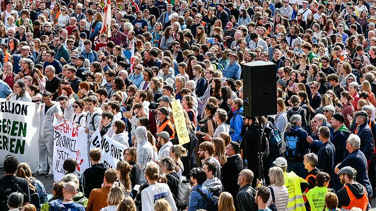 Nach Veranstalterangaben rund 8000, laut Polizei 5000 Menschen beteiligten sich am globalen Klimastreik am 20. September in der Würzburger Innenstadt - darunter auch eine Gruppe von 'Extinction Rebellion' (vorne links).