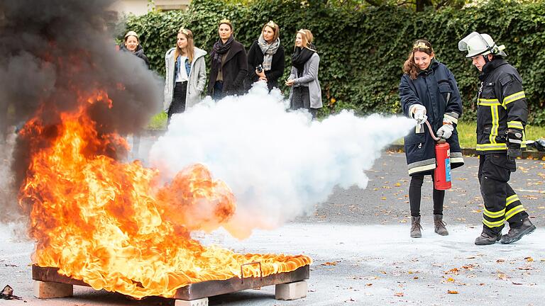 16 fränkische Weinprinzessinnen schnupperten bei der Feuerwehr Volkach und lernten dabei, wie mit einem Feuerlöscher ein Brand gelöscht wird.