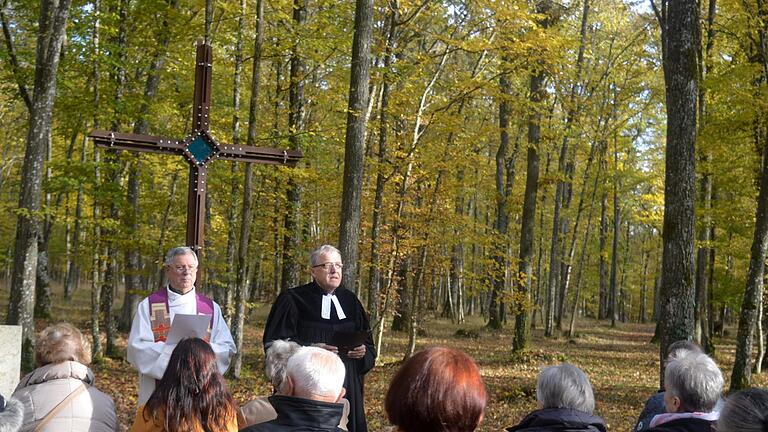 Im vergangenen Jahr fand die Andacht auf dem Naturfriedhof in ökumenischer Weise statt. Auf dem Foto Pfarrer Dominik Kesina und Pfarrer Philipp Klein.  Foto: Arthur Stollberger/Archiv       -  Im vergangenen Jahr fand die Andacht auf dem Naturfriedhof in ökumenischer Weise statt. Auf dem Foto Pfarrer Dominik Kesina und Pfarrer Philipp Klein.  Foto: Arthur Stollberger/Archiv