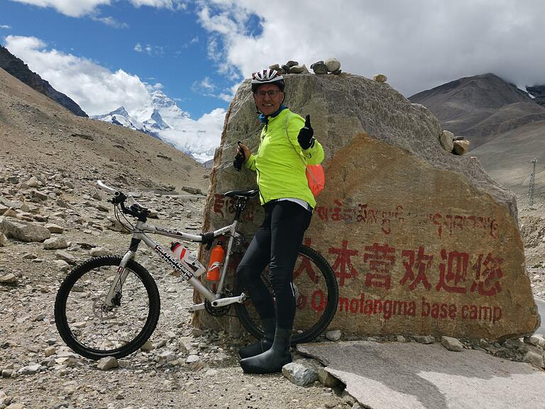 Ralph Hartner auf dem Weg von Lhasa nach Kathmandu: angekommen im Mount Everest Basecamp. Qomolangma heißt der&nbsp;höchste Berg der Erde auf tibetisch.&nbsp;