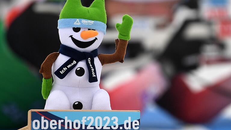 Altes Maskottchen, neues Logo: Wie schon bei der Biathlon-WM 2004, kommt auch 2023 bei der WM am Rennsteig 'Flocke' zum Einsatz.