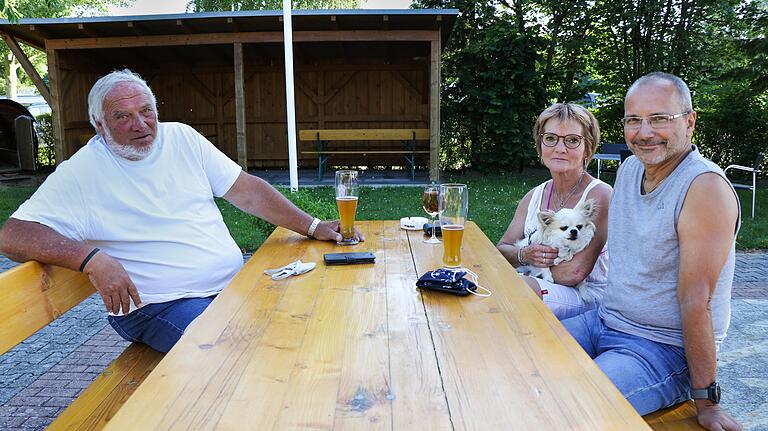 Herbert Baumbach (links) und das Ehepaar Bernhard und Gabriele Boese kommen seit sieben Jahren nach Volkach.