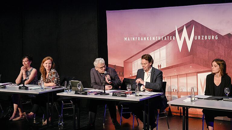 Das Haus im Hintergrund bleibt vorerst Sehnsuchtsort: In der Blauen Halle in Würzburg stellten (von links) Ballettdirektorin Dominique Dumais, Schauspieldirektorin Barbara Bily, Intendant Markus Trabusch, Operndirektor Berthold Warnecke und Konzertdramaturgin Tabea Hilser den nächsten Spielplan des Mainfranken Theaters vor.