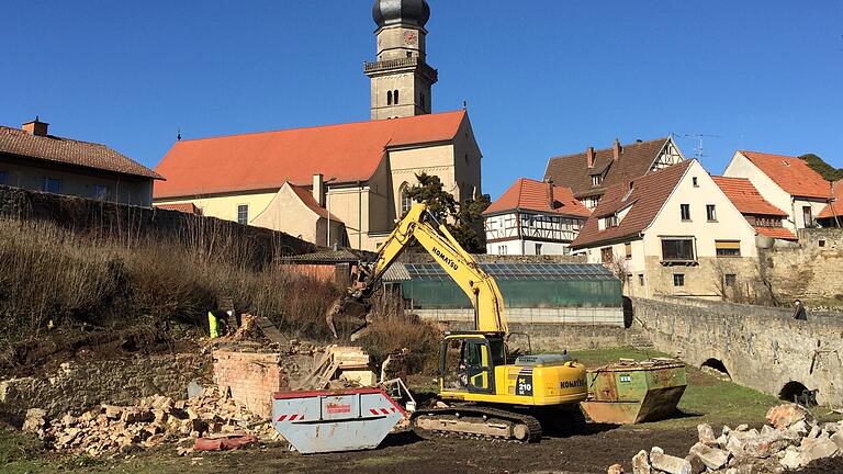 Im Frühjahr 2021 waren die Bagger angerückt und hatten die alten Gebäude auf dem Grundstück am Bahnhofsweg abgerissen. Im Herbst soll nun der Startschuss für die Gestaltung des Areals fallen.