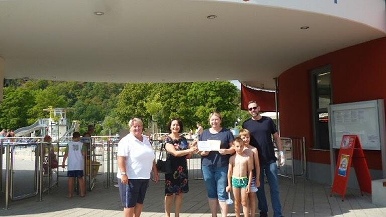 Im Bild (von links): Heike Maselli, Freibad Karlstadt, zweite Bürgermeisterin Martha Bolkart-Mühlrath, Julia Kröner aus Heßlar mit ihren Söhnen Finn und Fabian und Manfred Keller.