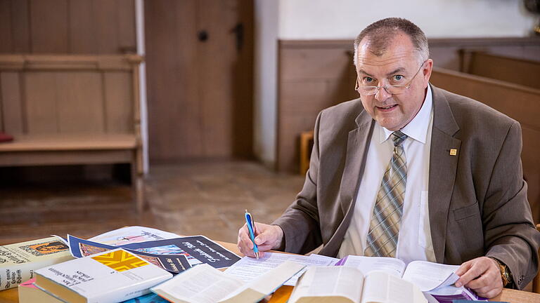 0002237325.jpg - „Heute noch gibt es Kirchenmitglieder, die Mundart belächeln', sagt Claus Ebeling. Er ist evangelisch-lutherischer Pfarrer im mittelfränkischen Lichtenau bei Ansbach. 0002237325.jpg - „Heute noch gibt es Kirchenmitglieder, die Mundart belächeln', sagt Claus Ebeling. Er ist evangelisch-lutherischer Pfarrer im mittelfränkischen Lichtenau bei Ansbach.