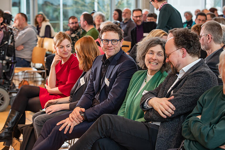 Dem Wahlkampf für die Landtags- und Bezirkstagswahlen sehen die Grünen in Würzburg zuversichtlich entgegen. Guter Dinge sind (von links) Katharina Schulze im Gespräch mit der Bundestagsabgeordneten Marlene Schönberger, sowie Martin Heilig, Kerstin Celina und Patrick Friedl.&nbsp;