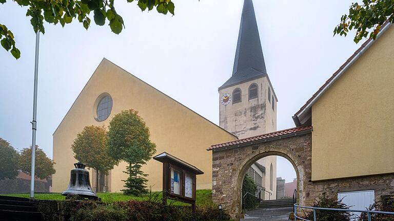 Drei Kirchen im Pastoralen Raum 'Am Kreuzberg' wurden mit 'B' kategorisiert, darunter die Weisbacher Kirche. Der Vorgängerbau wurde 1605 unter Bischof Julius Echter errichtet. Beim Bau der heutigen Kirche Mitte des 20. Jahrhunderts wurden Teile der alten Kirche wieder verwendet. Drei Kirchen im Pastoralen Raum 'Am Kreuzberg' wurden mit 'B' kategorisiert, darunter die Weisbacher Kirche. Der Vorgängerbau wurde 1605 unter Bischof Julius Echter errichtet. Beim Bau der heutigen Kirche Mitte des 20. Jahrhunderts wurden Teile der alten Kirche wieder verwendet.