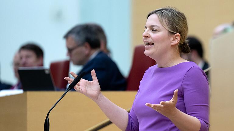 Plenarsitzung im Landtag       -  Katharina Schulze mischt sich mit einem eigenen Vorschlag in die Wehrpflicht-Debatte ein. (Archivbild)