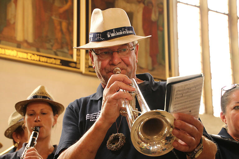 Als längster aktiver Musiker gehörte Nikolaus Peter Hasch (links) schon vor 49 Jahren der Estenfelder Kreuzbergmusik an. Foto: Herbert Ehehalt Als längster aktiver Musiker gehörte Nikolaus Peter Hasch (links) schon vor 49 Jahren der Estenfelder Kreuzbergmusik an. Foto: Herbert Ehehalt