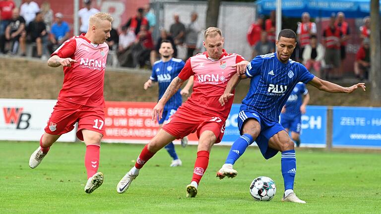 Jens Trunk (links) und Max Schebak (Mitte) waren maßgeblich am Ausgleichstreffer des TSV Aubstadt zum 1:1 gegen Viktoria Aschaffenburg (rechts Alexandru Paraschiv) beteiligt.