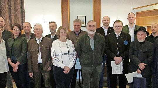 Staatssekretär Sandro Kirchner und die Vorstandsmitglieder Sabine Sell, Dominik Hugo und Julia Brimer (von links) sowie Landrat Thomas Bold (rechts) und BJV-Gruppenvorsitzender Sebastian Becker (4. von rechts) dankten den Geehrten für ihre Treue u... - Staatssekretär Sandro Kirchner und die Vorstandsmitglieder Sabine Sell, Dominik Hugo und Julia Brimer (von links) sowie Landrat Thomas Bold (rechts) und BJV-Gruppenvorsitzender Sebastian Becker (4. von rechts) dankten den Geehrten für ihre Treue und Arbeit mit der Ehrennadel und der Urkunde (von links) Thomas Rauschmann, Helmuth Keller, Anton Zisler, Romana Heinemann, Dr. Christoph Kühnlein, Manfred Orthober, Markus Sell, Karl Köhler, Dieter Schlereth und Alois Tremer. Staatssekretär Sandro Kirchner und die Vorstandsmitglieder Sabine Sell, Dominik Hugo und Julia Brimer (von links) sowie Landrat Thomas Bold (rechts) und BJV-Gruppenvorsitzender Sebastian Becker (4. von rechts) dankten den Geehrten für ihre Treue u... - Staatssekretär Sandro Kirchner und die Vorstandsmitglieder Sabine Sell, Dominik Hugo und Julia Brimer (von links) sowie Landrat Thomas Bold (rechts) und BJV-Gruppenvorsitzender Sebastian Becker (4. von rechts) dankten den Geehrten für ihre Treue und Arbeit mit der Ehrennadel und der Urkunde (von links) Thomas Rauschmann, Helmuth Keller, Anton Zisler, Romana Heinemann, Dr. Christoph Kühnlein, Manfred Orthober, Markus Sell, Karl Köhler, Dieter Schlereth und Alois Tremer.