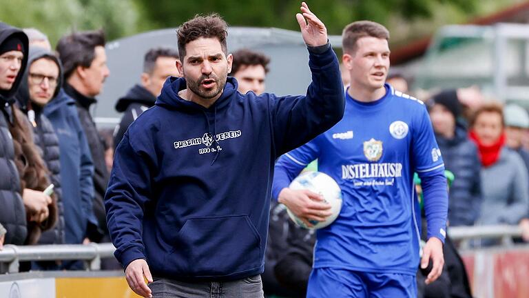 Trainer Philipp Eckart (links) ärgerte sich über die Leistung des Würzburger FV im Auswärtsspiel beim SV Fortuna Regensburg. Das Bild entstand im Heimspiel gegen den SC Eltersdorf.