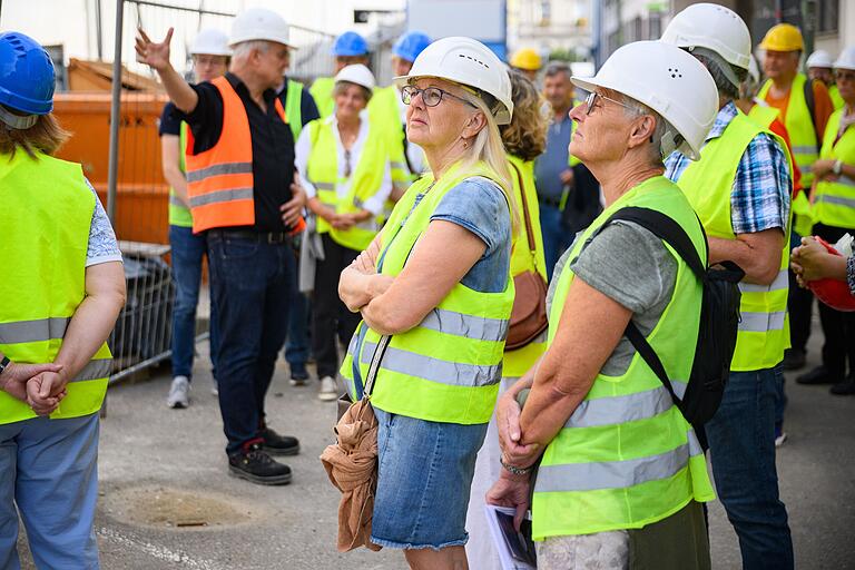 Dirk Terwey, Geschäftsführender Direktor, zeigt am Sonntag (22.09.24) beim Theaterfest am Mainfranken Theater in Würzburg die Fortschritte auf der Baustelle. Das Theaterfest bietet allen kleinen und großen Gästen ein vielfältiges Programm, darunter verschiedene Workshops mit Ensemblemitgliedern und Blicke hinter die Kulissen sowie Premierenmatineen der Produktionen, Maria Stuart, In den Alpen und Medea.