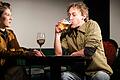 Szenenfotos des Stücks 'Keiner hat gesagt, dass du ausziehen sollst' im Torturmtheater in Sommerhausen. Es spielen Nicola Trub als Louise und Boris Pietsch als Tom.