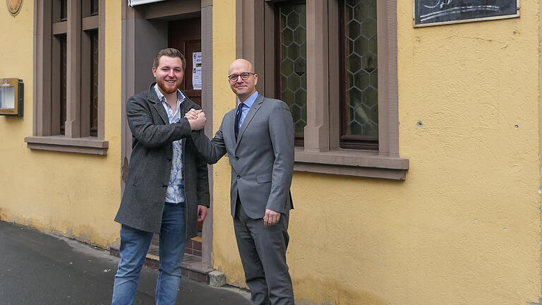 Bildunterschrift: Oberbürgermeister Dr. Dirk Vogel mit Julius Mattis vor der Kneipe „Zoom Eulenspiegel“. - Bildunterschrift: Oberbürgermeister Dr. Dirk Vogel mit Julius Mattis vor der Kneipe „Zoom Eulenspiegel“. Bildunterschrift: Oberbürgermeister Dr. Dirk Vogel mit Julius Mattis vor der Kneipe „Zoom Eulenspiegel“. - Bildunterschrift: Oberbürgermeister Dr. Dirk Vogel mit Julius Mattis vor der Kneipe „Zoom Eulenspiegel“.