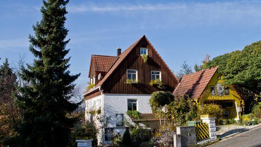 Sekte 'Neue Gruppe der Weltdiener' - Wohnhaus       -  Außenansicht vom Haus in dem der Guru der Sekte «Neue Gruppe der Weltdiener» wohnen soll, aufgenommen am 29.10.2012 in Ailsbach bei Lonnerstadt.