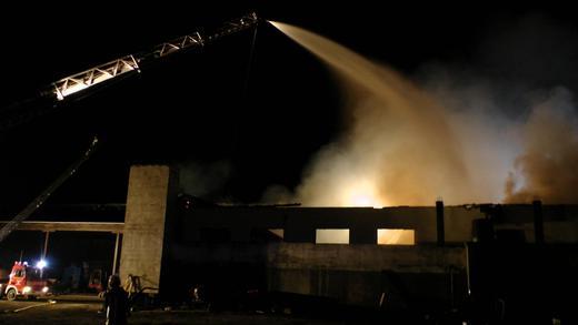 Brand auf Bauernhof       -  Ein Millionenschaden
dürfte bei einem Brand einer landwirtschaftlichen Stallung mit Nebengebäude in der
Nacht auf Donnerstag entstanden. Hierbei kamen über 600 Schweine
zu Tode und die Freiwilligen Feuerwehren waren mit einem Großaufgebot im
Einsatz.