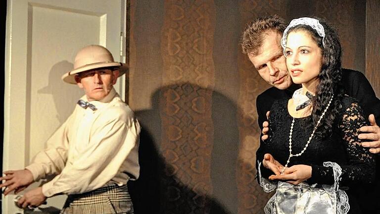 Ein Rätsel für Inspektor Bliss (links) – was will der seltsame Pfarrer Goodmann von Mary Redmayne, der Tochter der Hotelbesitzerin? Ein Rätsel für Inspektor Bliss (links) – was will der seltsame Pfarrer Goodmann von Mary Redmayne, der Tochter der Hotelbesitzerin?