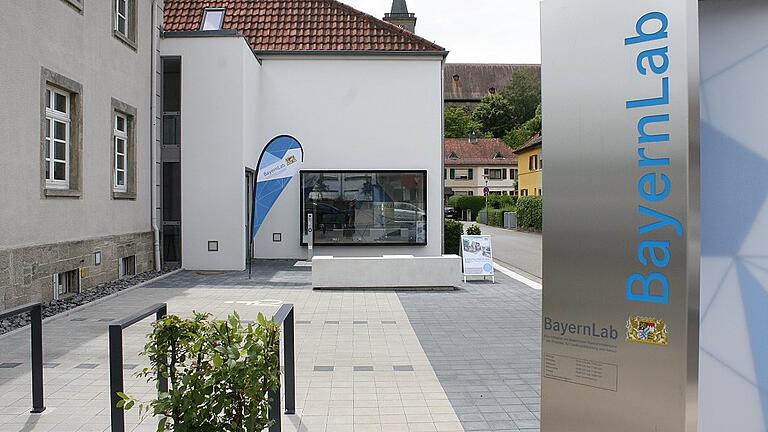 Zieht seit einem Jahr die Besucher in Scharen an. Das BayernLab in der Otto-Hahn-Straße in bad Neustadt.