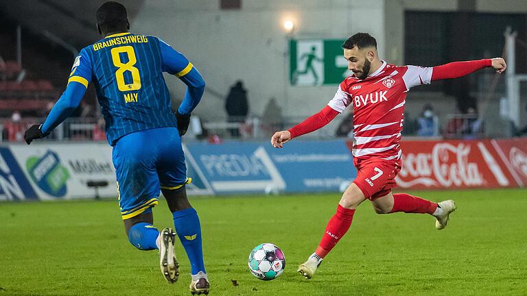 Sollte nach seiner Quarantäne wieder fit sein, um den Würzburger Kickers in Paderborn im Mittelfeld zu helfen: Mitja Lotric (rechts)