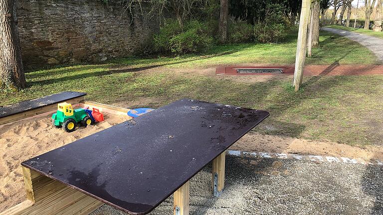 Am Sandkasten am Spielplatz in der Nördlichen Allee wurde nun noch ein Spieltisch für gehbehinderte Kinder aufgebaut. Im Hintergrund ist das braune Boden-Trampolin und die entstandene Zufahrt zu erkennen. Am Sandkasten am Spielplatz in der Nördlichen Allee wurde nun noch ein Spieltisch für gehbehinderte Kinder aufgebaut. Im Hintergrund ist das braune Boden-Trampolin und die entstandene Zufahrt zu erkennen.