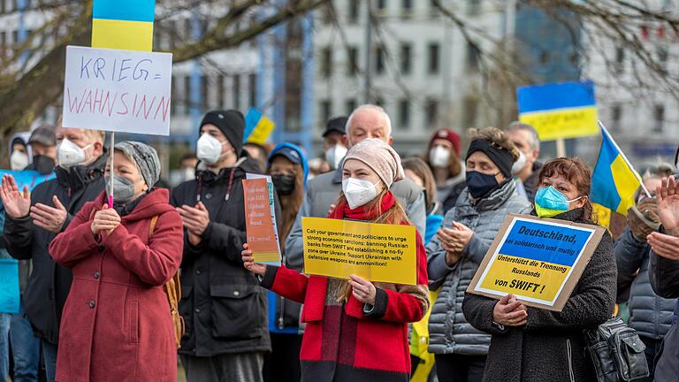 Über 600 Menschen versammeln sich am 26. Februar 2022 am Hauptbahnhof in Würzburg zu einer Kundgebung gegen den Krieg in der Ukraine. Mehrere Parteien hatten dazu aufgerufen.