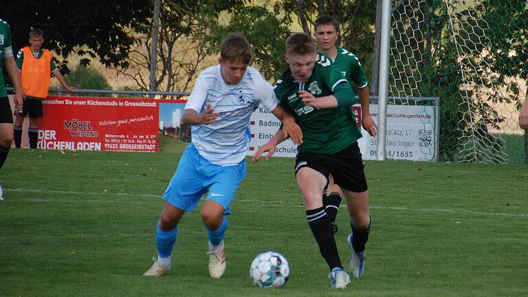 Im Hinspiel trennten sich der TSV Großbardorf (rechts Max Kaufmann) und der TSV 1860 München II (Luk Hohmann) remis. Das Rückspiel gewann München 3:0.