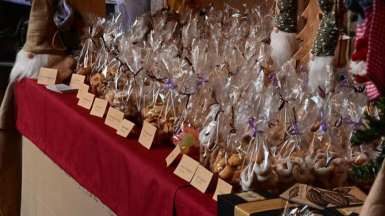 Süße Verführungen warteten auf die vielen Besucher des Bronnbacher Weihnachtsmarktes. Süße Verführungen warteten auf die vielen Besucher des Bronnbacher Weihnachtsmarktes.