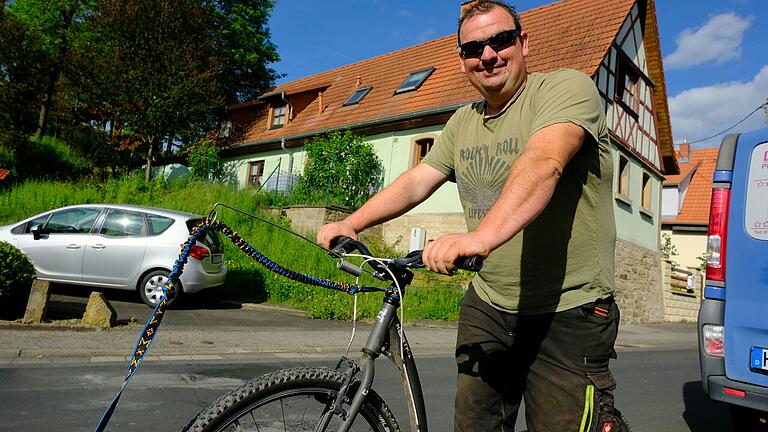 Tim Biermann besitzt einen sogenannten Scooter, bei dem die Dalmatiner-Hündin Fee ihn auf ebener Fläche sogar zieht. Tim Biermann besitzt einen sogenannten Scooter, bei dem die Dalmatiner-Hündin Fee ihn auf ebener Fläche sogar zieht.