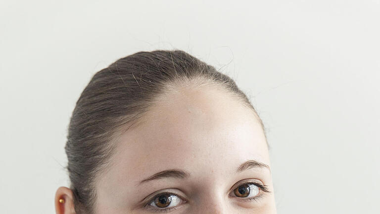 Wie hat die Schule Sie aufs Leben vorbereitet?       -  Julia wiedemann (16), besucht die 11.  Klasse der städtischen Fachoberschule in Würzburg: „Ich kann überhaupt nicht mehr im Kopf rechnen. In der siebten Klasse haben wir einen Taschenrechner bekommen und wurden seither immer gezwungen, ihn zu nutzen. Denn, so der Tenor, Kopfrechnen dauere zu lange. Ich kann heute zwar die kompliziertesten Parabelgleichungen lösen, aber beim Rechnen bin ich ohne Hilfsmittel ziemlich aufgeschmissen. Außerdem kommt das aktuelle politische Geschehen viel zu kurz. Denn in Fächern wie Geschichte beschäftigen wir uns natürlich nur mit der Vergangenheit.“