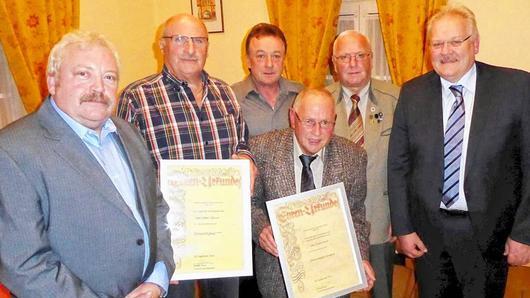 Den neuen Ehrenmitgliedern des Kleintierzuchtvereins Königsberg Dieter Grieser (links) und Erwin Koch gratulierten (von links) 2. Vorstand Ottmar Ernst, Zuchtwart Bernd Schuhmann (dahinter), 1. Vorstand Klaus Urlaub und Bürgermeister Claus Bittenbrünn.