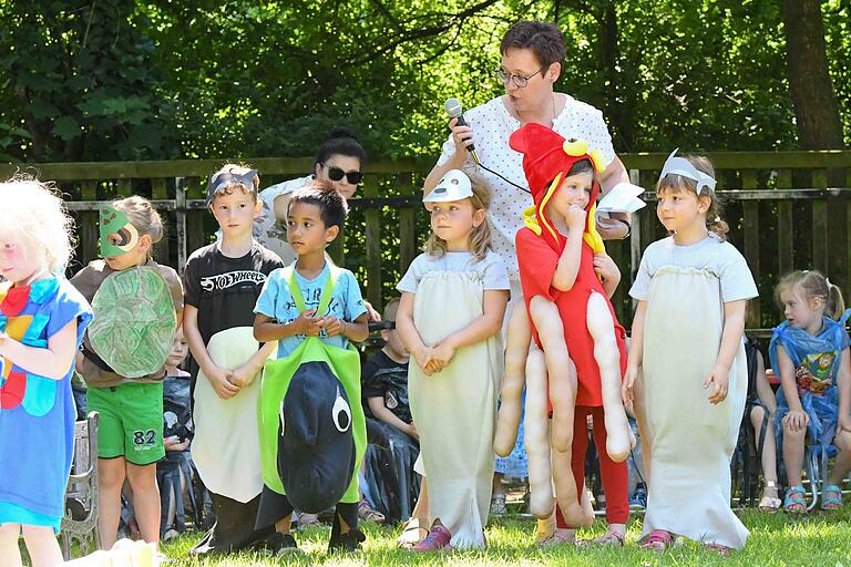 Delphine, Haie, Schildkröten und viele weitere Meeresbewohner hatten Freude an ihrer Aufführung beim Sommerfest. Delphine, Haie, Schildkröten und viele weitere Meeresbewohner hatten Freude an ihrer Aufführung beim Sommerfest.