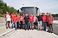 Die Mitglieder von einigen Bayern-Fanclubs aus Unterfranken vor dem Bus ablichten, der sie nach München brachte. Foto: Katharina Bambach       -  Die Mitglieder von einigen Bayern-Fanclubs aus Unterfranken vor dem Bus ablichten, der sie nach München brachte. Foto: Katharina Bambach
