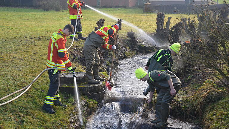 Zwei Tage lang reinigten und spülten die Helfer der Feuerwehr Neuhütten den kleinen Bach.