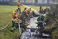 Zwei Tage lang reinigten und spülten die Helfer der Feuerwehr Neuhütten den kleinen Bach.