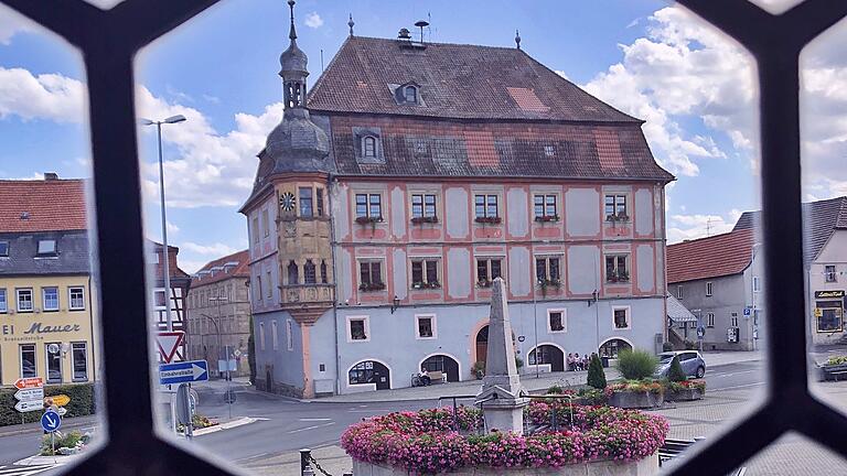 Das Rathaus von Bad Königshofen durch ein Fenster des Schlundhauses gesehen. Der Stadtrat beschloss die Einführung von Formularmodulen mit dem Ziel, Verwaltungsleistungen künftig über Verwaltungsportale auch digital anbieten zu können.