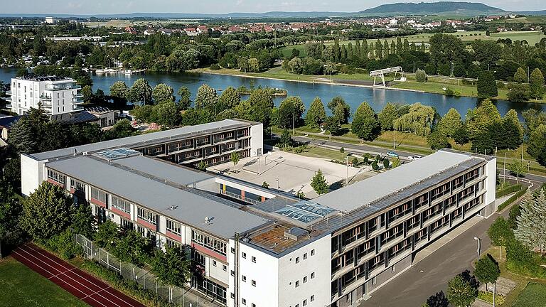 Die Staatliche Realschule Kitzingen von der Luft aus betrachtet, aufgenommen mit einer Drohne.