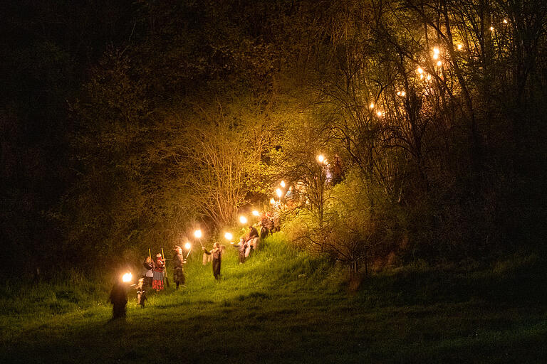 In einem langen Fackelzug kamen die Hexen vom Schlossberg durch die Weinberge nach Krum.