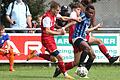 Mario Paul (links) und Sebastian Dlab vom SSV Kitzingen versuchen, Stürmer Osakpolor Iyore (rechts) von der TG Höchberg zu stoppen. Beide Mannschaften trennten sich 3:3. Sowohl Paul als auch Iyore trafen für ihre Teams.