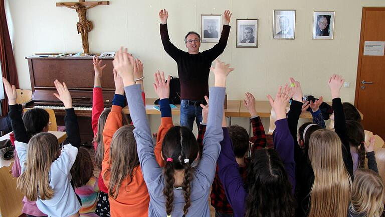 Musik liegt in der Luft: Bei der Musical-Probe im Volkacher Pfarrheim spürt man förmlich die Lust am gemeinsamen Singen und am groovigen Rhythmus. Dirigent Christian Stegmann ist begeistert von den ersten Proben.