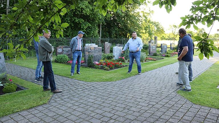 Ortstermin am Friedhof Auernhofen: Bürgermeister Florian Hirsch (Mitte) bespricht mit den Ratsmitgliedern neue Friedhofskonzepte