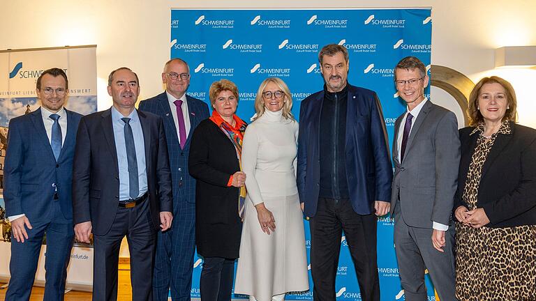 Hohe Fördersumme, viele Beteiligte: (v.l.) Prof. Jean Meyer, Präsident Technische Hochschule Würzburg-Schweinfurt, Wirtschaftsminister Hubert Aiwanger, der Hauptgeschäftsführer der Handwerkskammer für Unterfranken Ludwig Paul, Finanzreferentin Anna Barbara Keck, IHK-Präsidentin Caroline Trips, Ministerpräsident Markus Söder, OB Sebastian Remelé und die CSU-Landtagsabgeordnete Martina Gießübel. Hohe Fördersumme, viele Beteiligte: (v.l.) Prof. Jean Meyer, Präsident Technische Hochschule Würzburg-Schweinfurt, Wirtschaftsminister Hubert Aiwanger, der Hauptgeschäftsführer der Handwerkskammer für Unterfranken Ludwig Paul, Finanzreferentin Anna Barbara Keck, IHK-Präsidentin Caroline Trips, Ministerpräsident Markus Söder, OB Sebastian Remelé und die CSU-Landtagsabgeordnete Martina Gießübel.