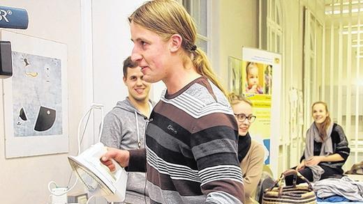 Selbst ist der Mann: Die Kursteilnehmer probierten sich auch am Bügeln.