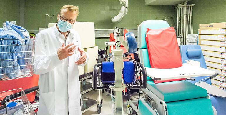 Die frühzeitige Mobilisierung der Patienten ist wichtig. Dazu dient unter anderem das Bettfahrrad, rechts neben Chefarzt Prof. Dr. Hauke Rensing.&nbsp;